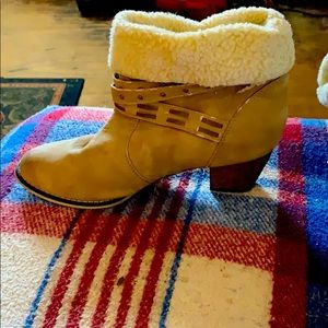 Tiffanie 9 1/2 by Hot tomato